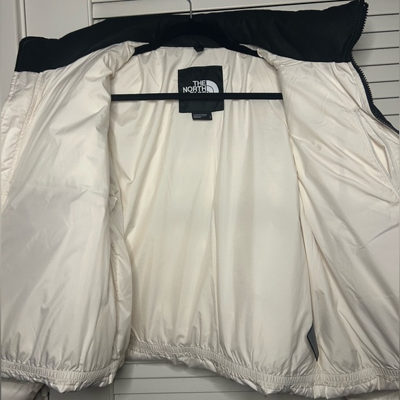 Women’s Northface puffer black and white, large. - Picture 3 of 4